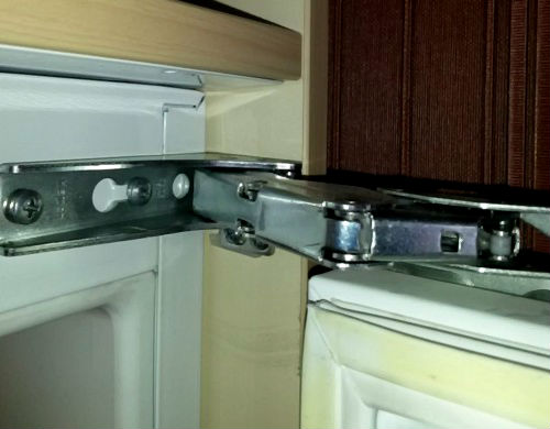 Установка новой петли дверцы холодильника